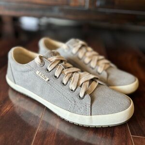 Taos Footwear Women’s Gray Canvas Lace Up Sneakers